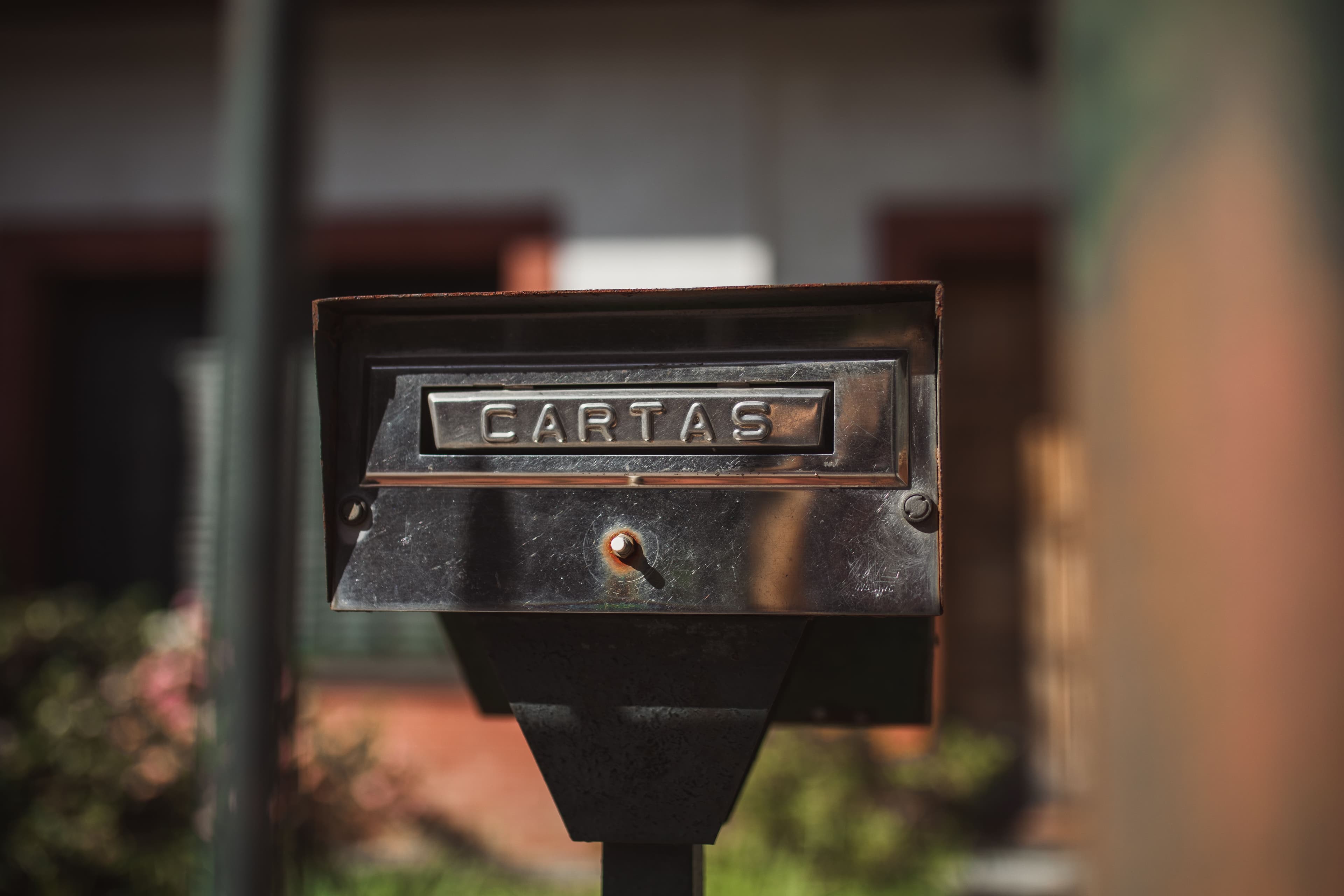 Caixa de correio tradicional com etiqueta Cartas ao sol