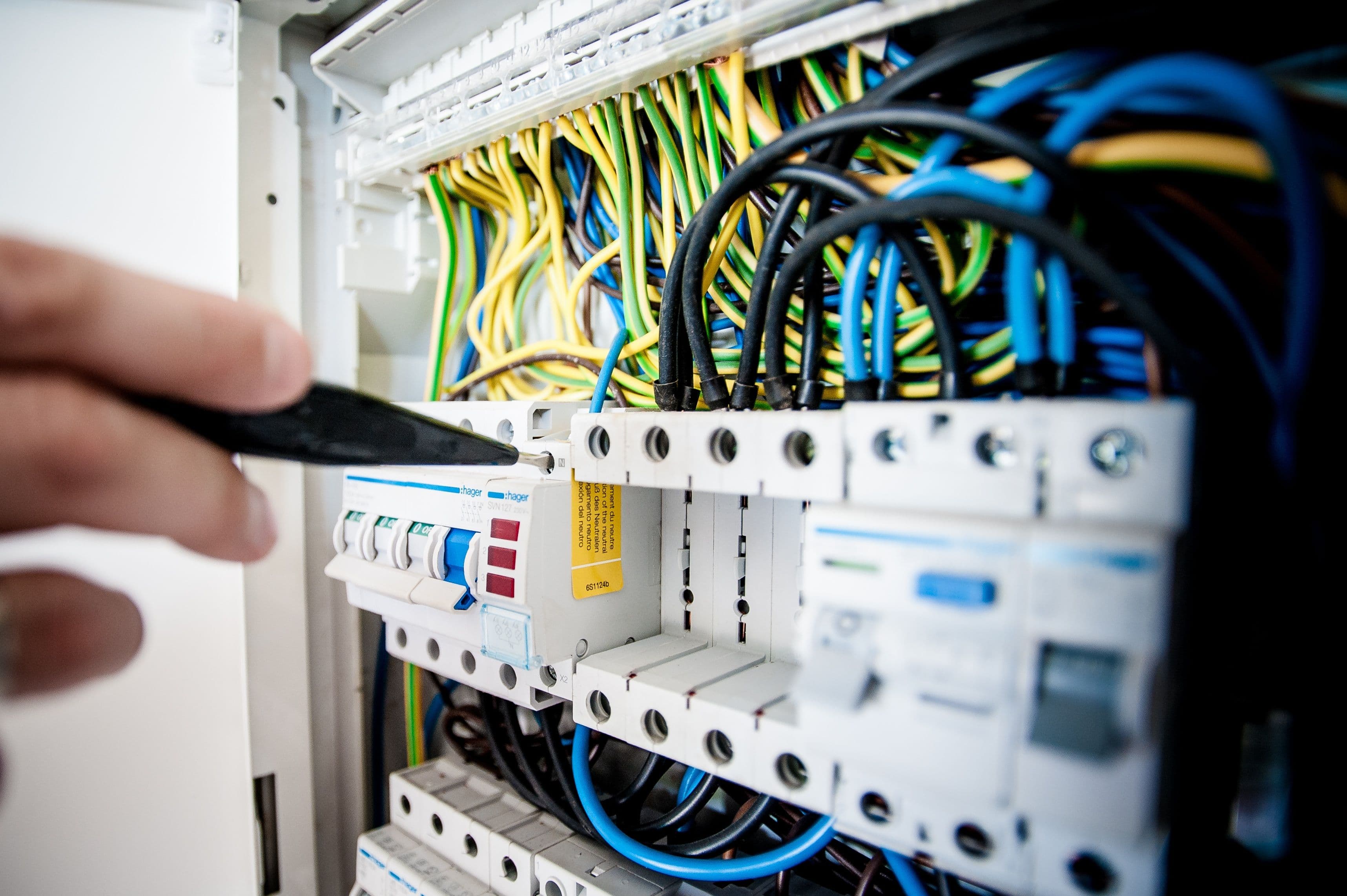 Eletricista trabalhando em instalação elétrica de alta tensão