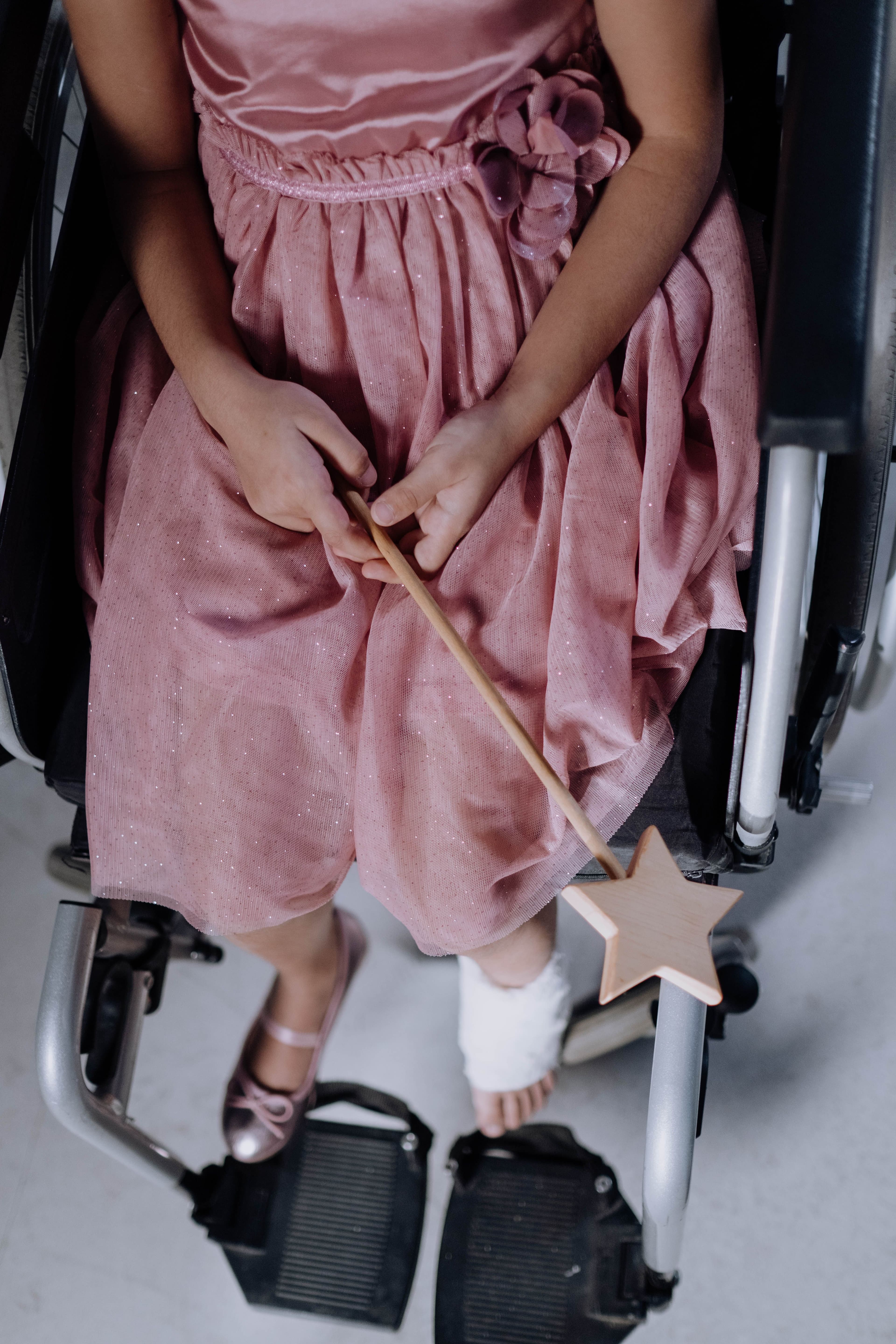 Criança com deficiência em atividade assistida, representando o cuidado com pessoas com deficiência intelectual