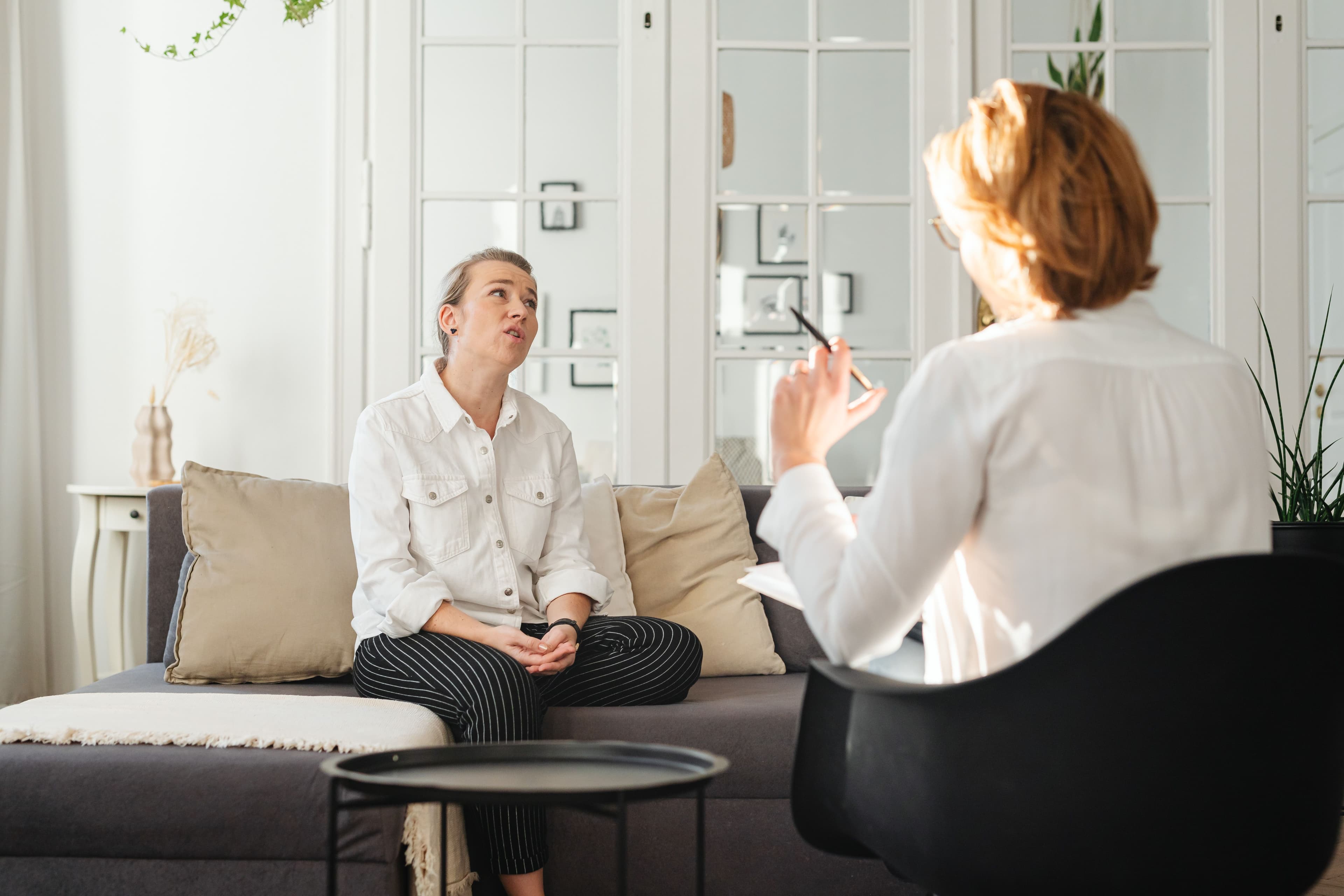 Profissional de saúde mental em consulta psiquiátrica com paciente
