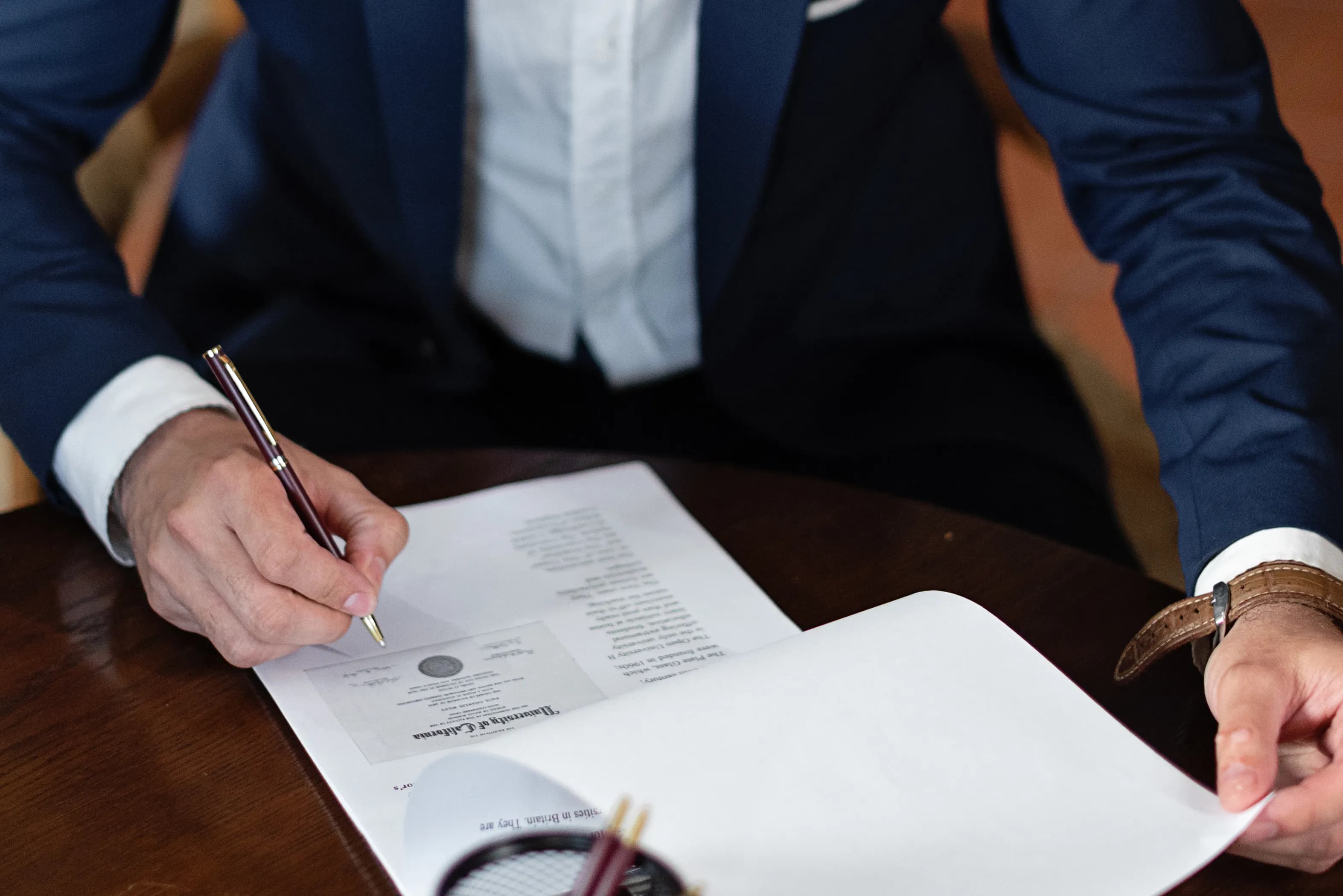 Pessoa idosa analisando documentos e fatura de plano de saúde sobre a mesa