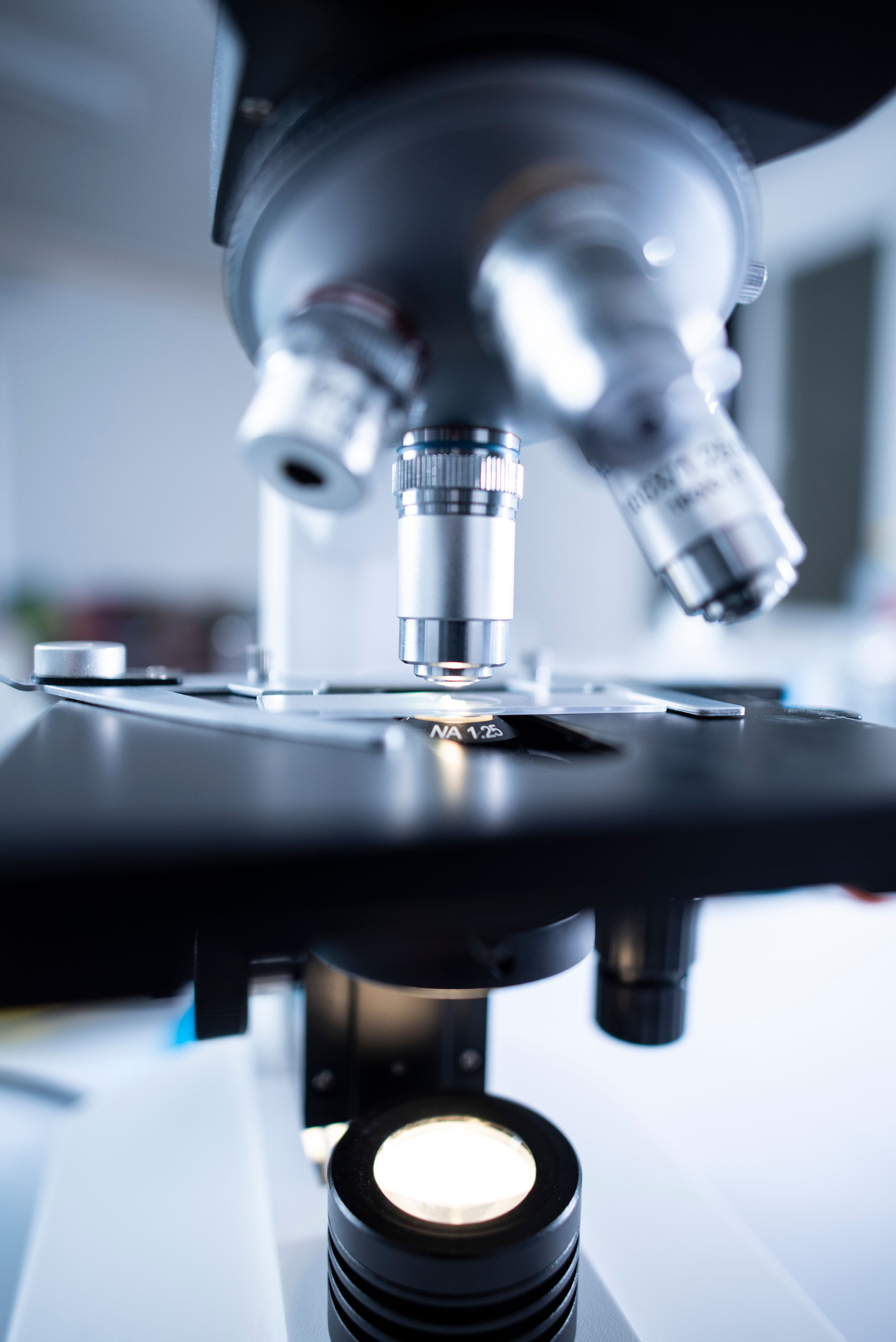 Trabalhador da indústria química com equipamento de proteção