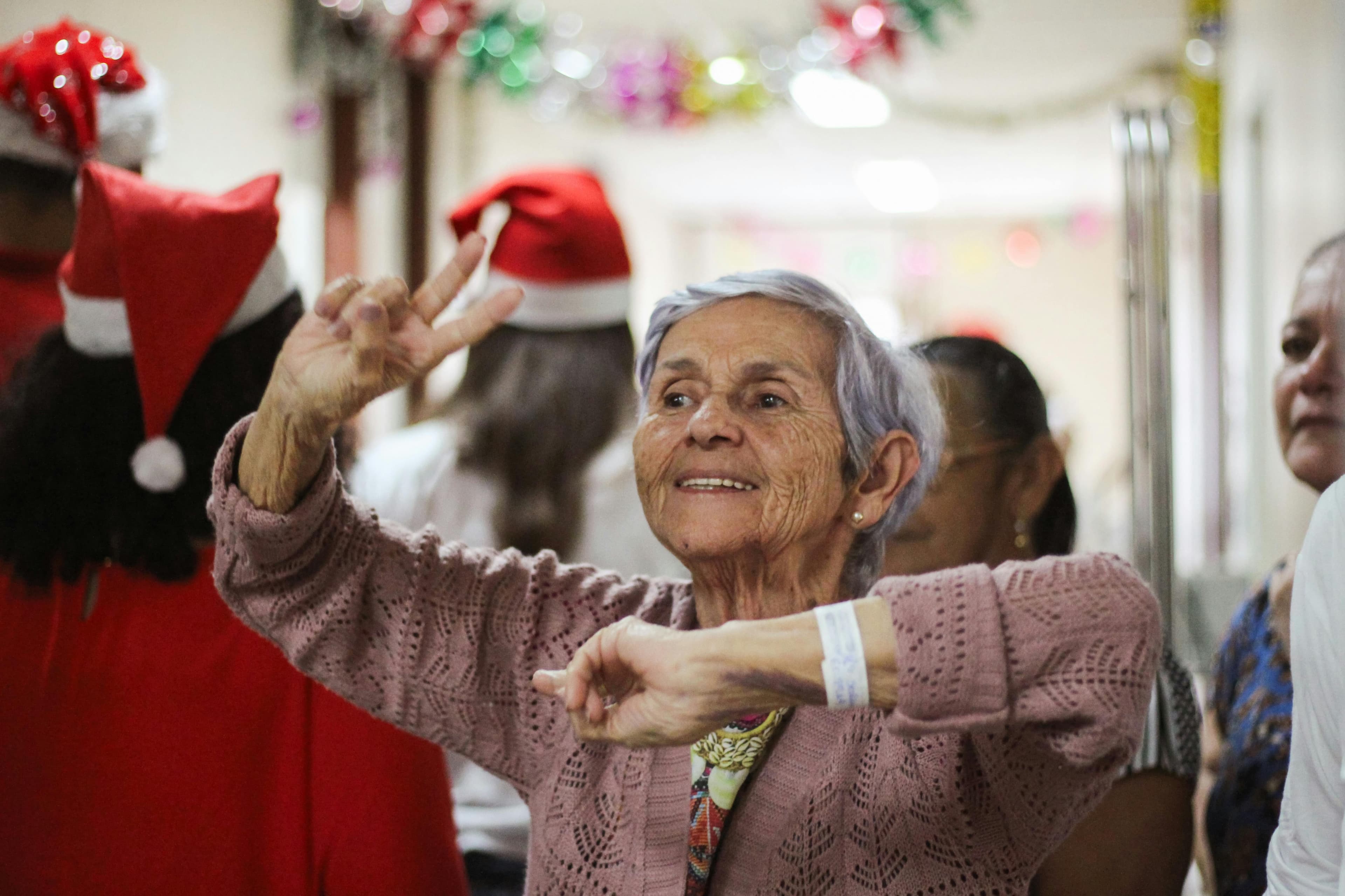 Mulher idosa sorrindo, representando aposentadoria