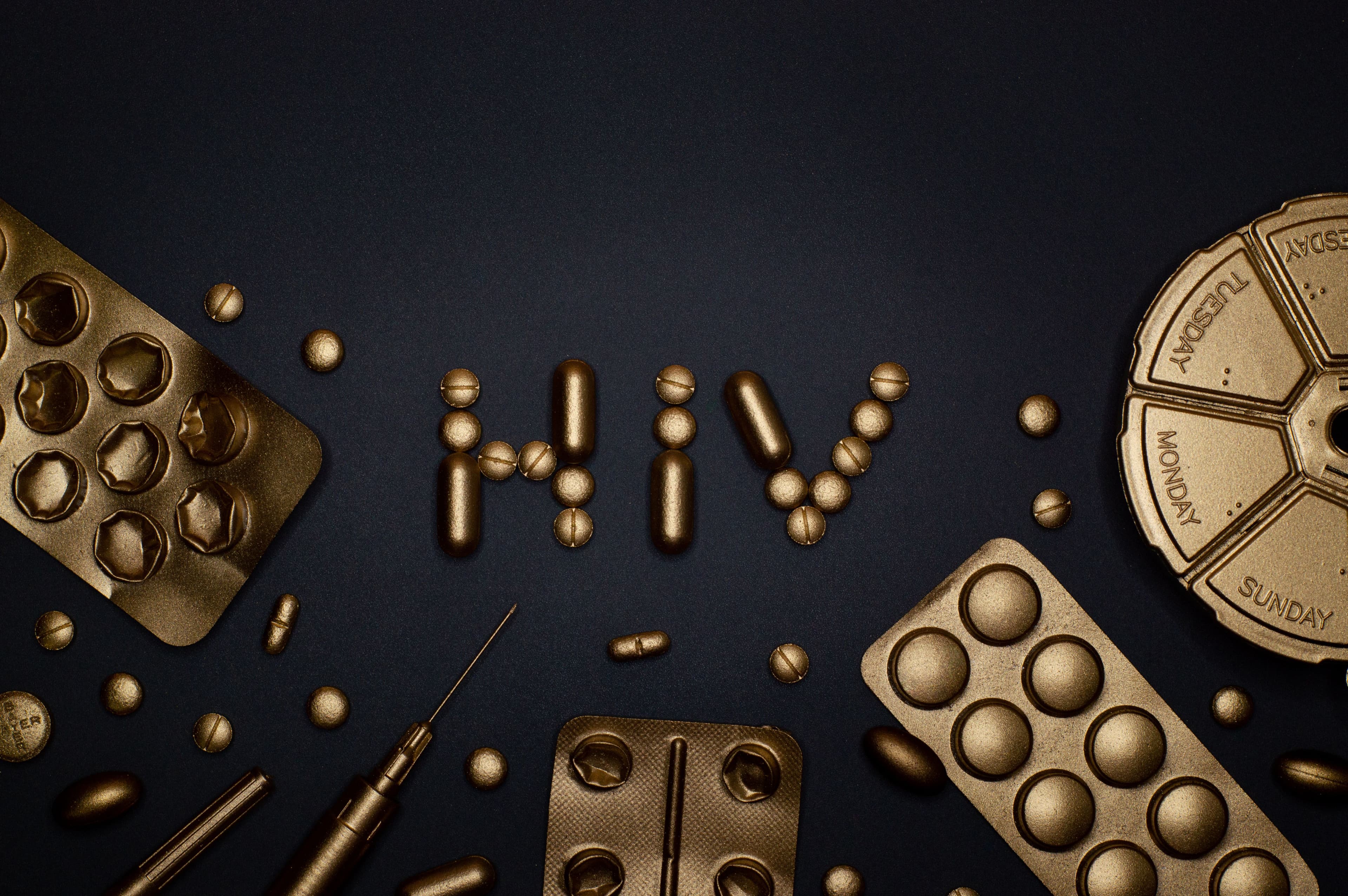 Amostras de sangue em laboratório de análise clínica, representando o diagnóstico e acompanhamento de HIV