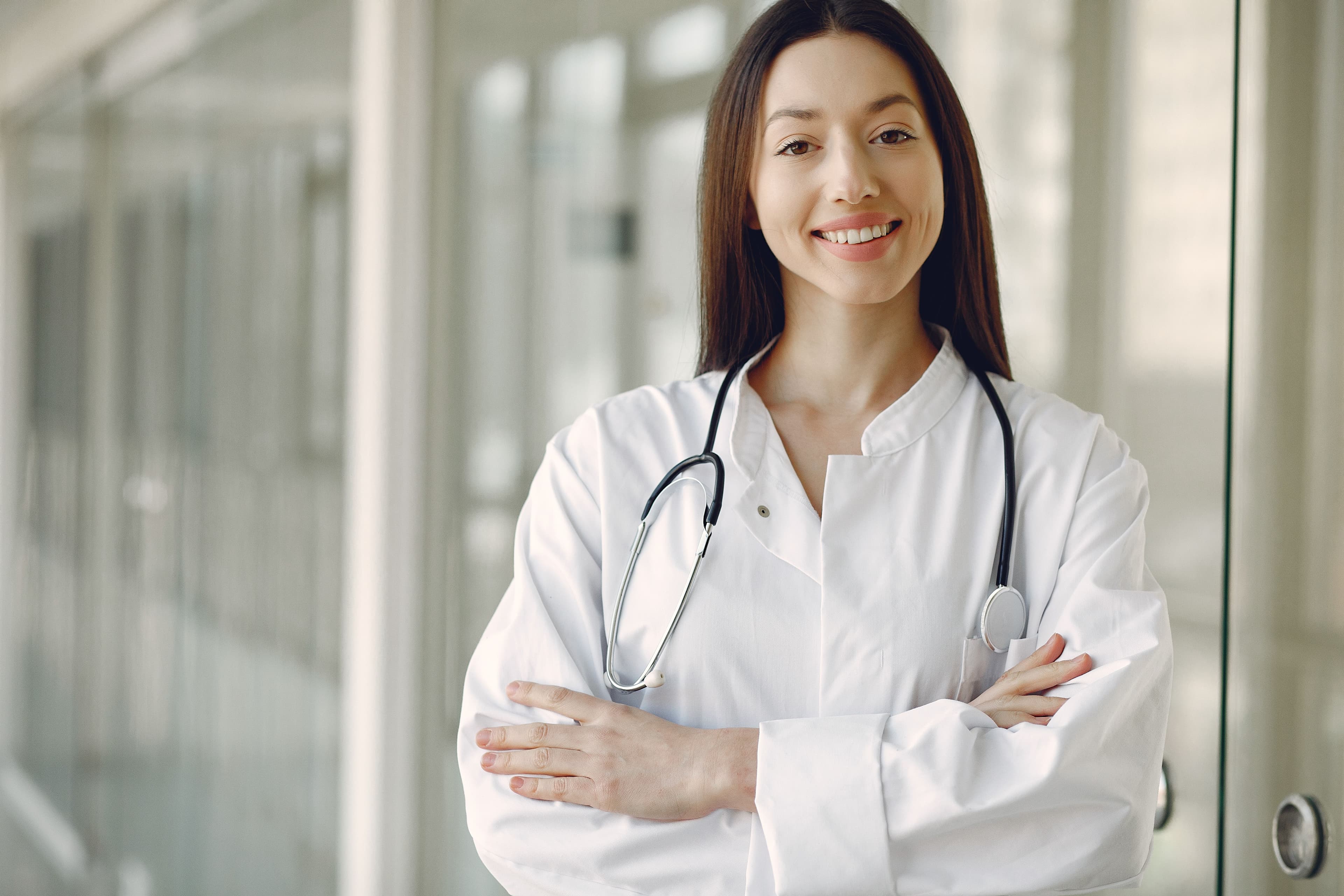 Médico conversando com paciente idoso durante consulta em consultório